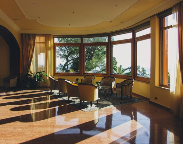 Quelles sont les meilleures pratiques pour l'entretien d'un parquet en chêne massif?