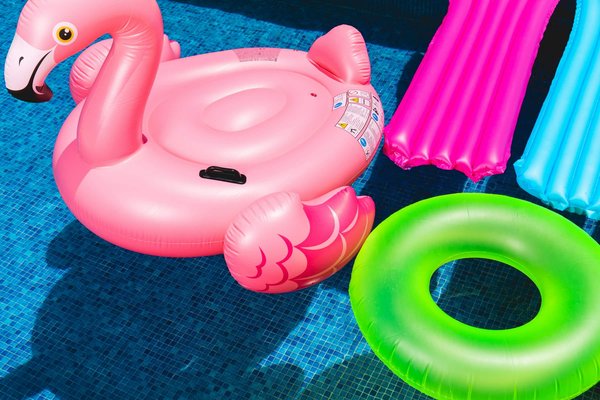 Comment adapter une piscine pour les activités d'aquathérapie destinées aux enfants autistes ?
