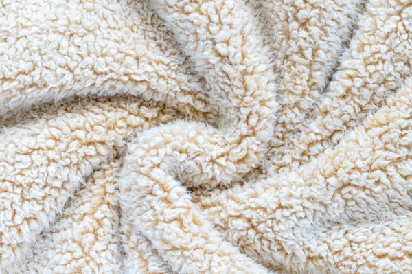 Plaid en fausse fourrure : élégance et confort pour votre intérieur